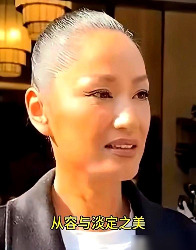 54岁瞿颖顶着一头白发就出来了，脸僵了，她说打死也不打针。上papi酱节目，她直接素颜，穿着几十块的