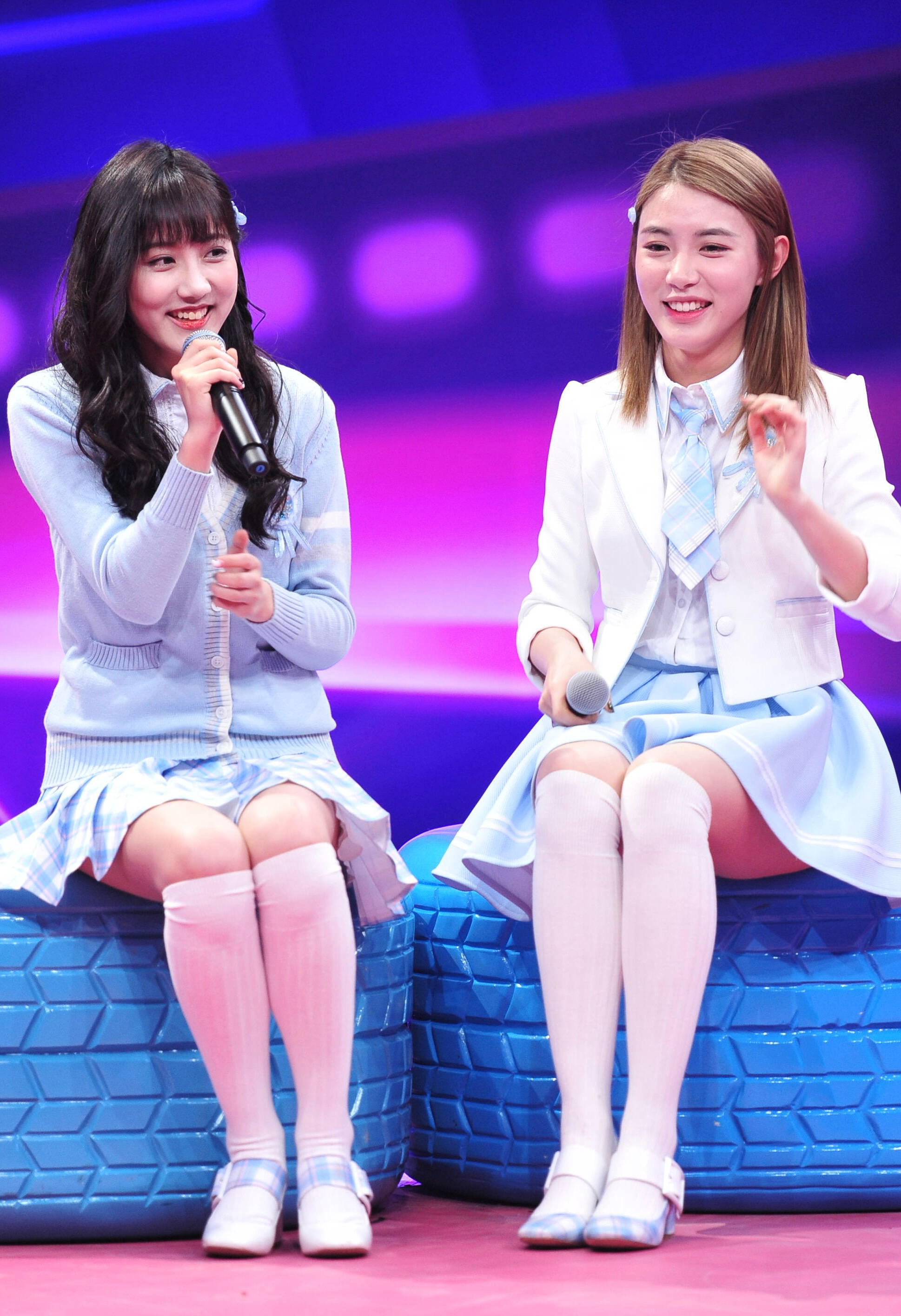 李艺彤戴萌穿的白色袜子太有魅力了