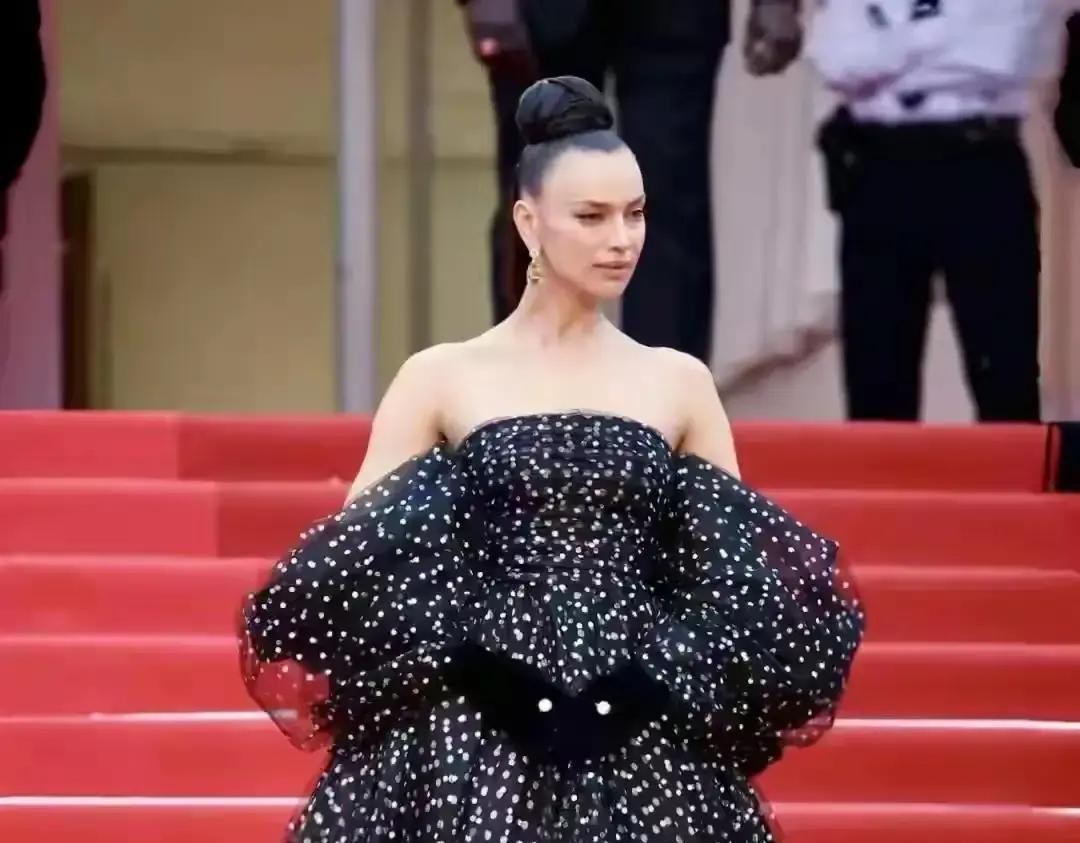 伊莲娜和C罗分手快十年了，外媒突然翻出旧账说当年是她先提的分手，还暗示她嫌C罗不