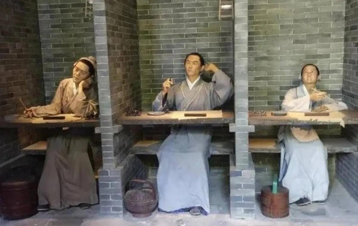 清代有一份档案记录，广东某次乡试结束后，考官在考卷里发现了夹带的情况，藏在笔管里