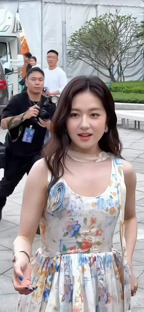 看多了内娱排骨精，现在感觉兰迪这样也不错