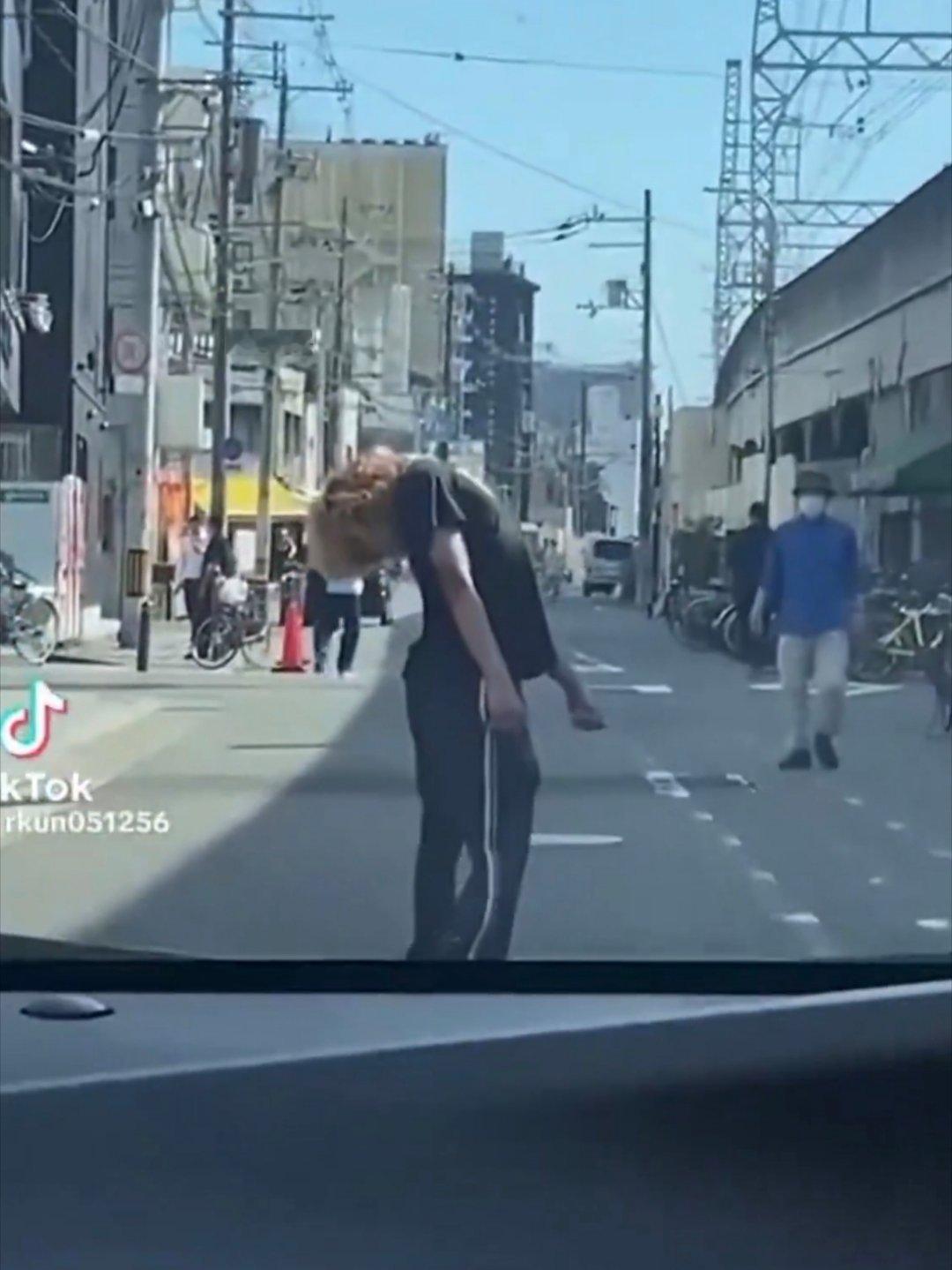 日本街头疑现芬太尼丧尸¹之前丹麦年轻人讥讽“美国文化入侵格陵兰”，就拍了图2视
