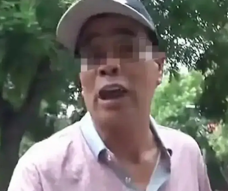 “又不是我撞的你，你怎么能怪我呢！”大爷骑车带老伴外出，行驶中失去平衡摔倒在地，