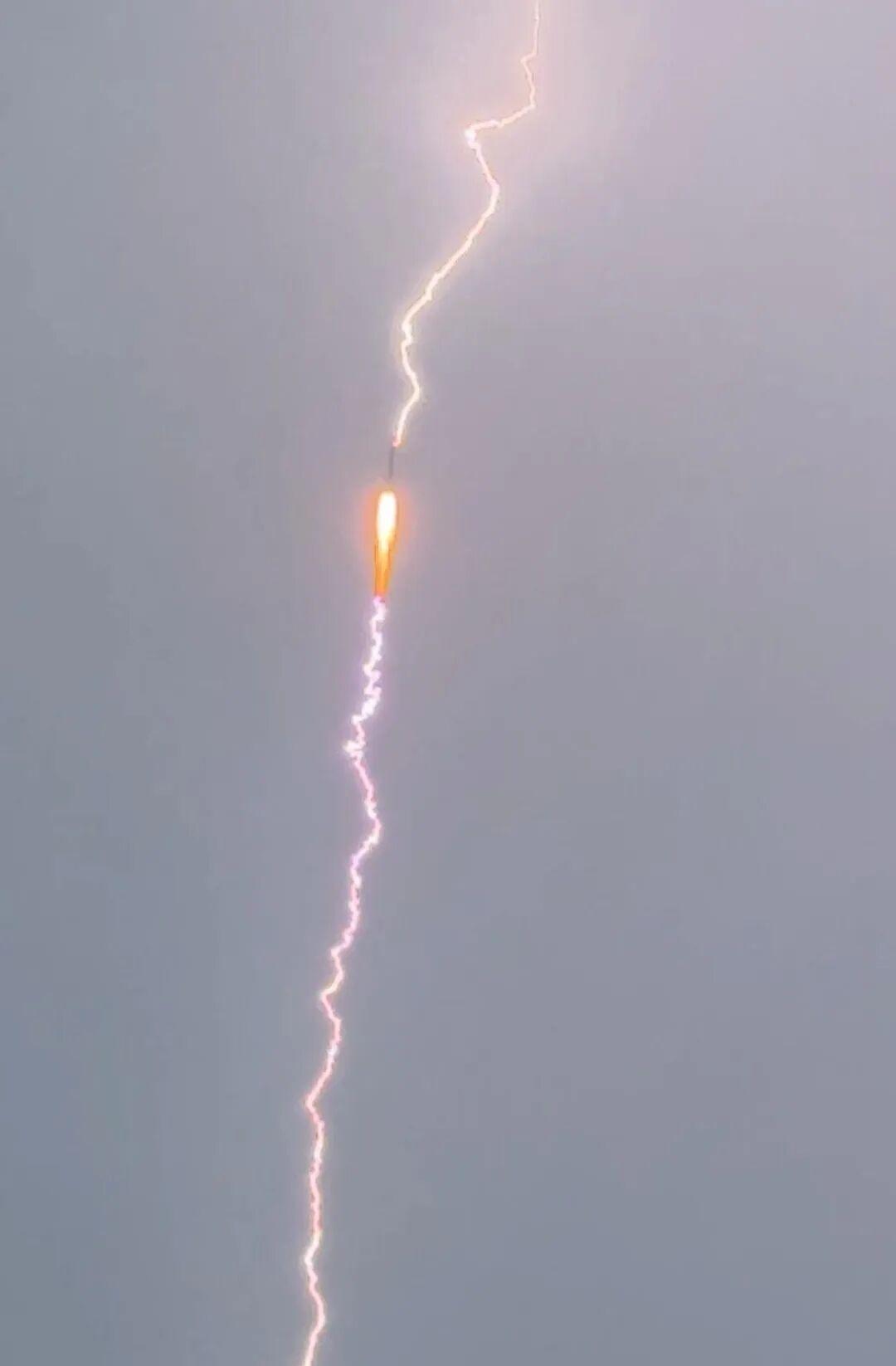 7月23日，在四川西昌卫星发射中心，长征三号乙运载火箭搭载天链二号06星，在雨夜