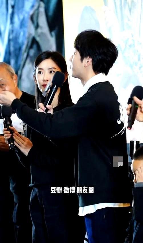 彭昱畅在《得闲谨制》首映礼上没背一句稿——但他接住肖战抛来的即兴梗时，台下的掌声