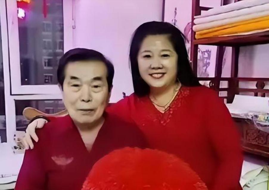 何庆魁说老伴的两个女儿都非常优秀，嫁的老公也不错。何庆魁找的这个老伴比他小2
