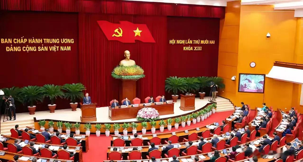 在越南举行大型会议会场的主席台，同时悬挂执政党旗和国旗、竖立开国领袖上半身像，是