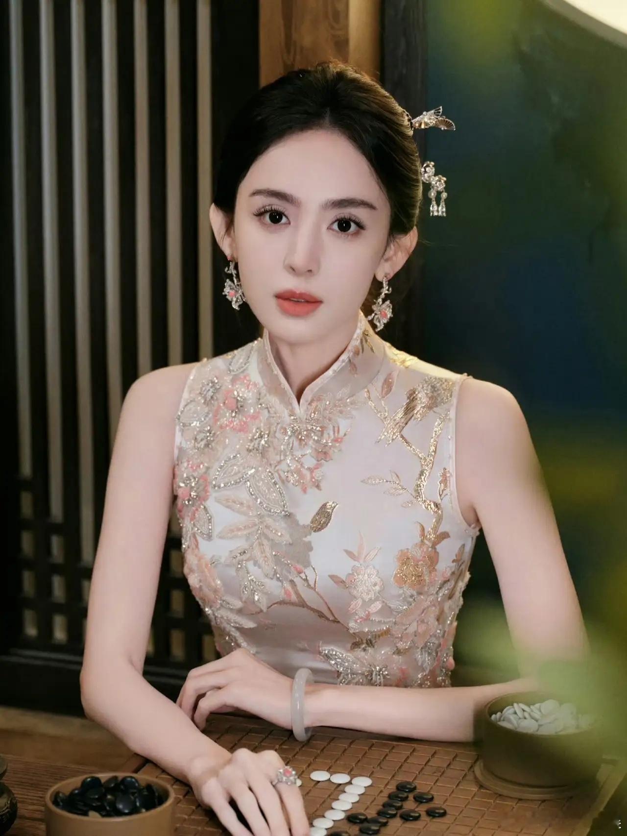 1.华策古装剧（锦绣惟芳）启动选角备案，拟邀杨紫李现三搭出演。推荐联合阵容：翟子路张雨剑许龄月侯晓童