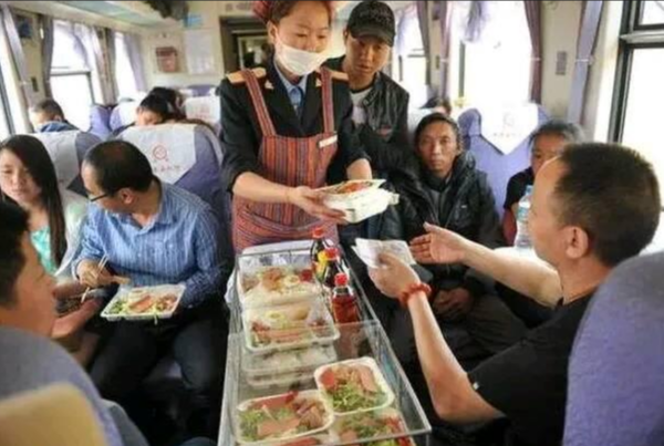有一次坐火车出差，都过了饭点，餐车服务员还在喊着午餐25一份，加鸡腿！还有鸡腿