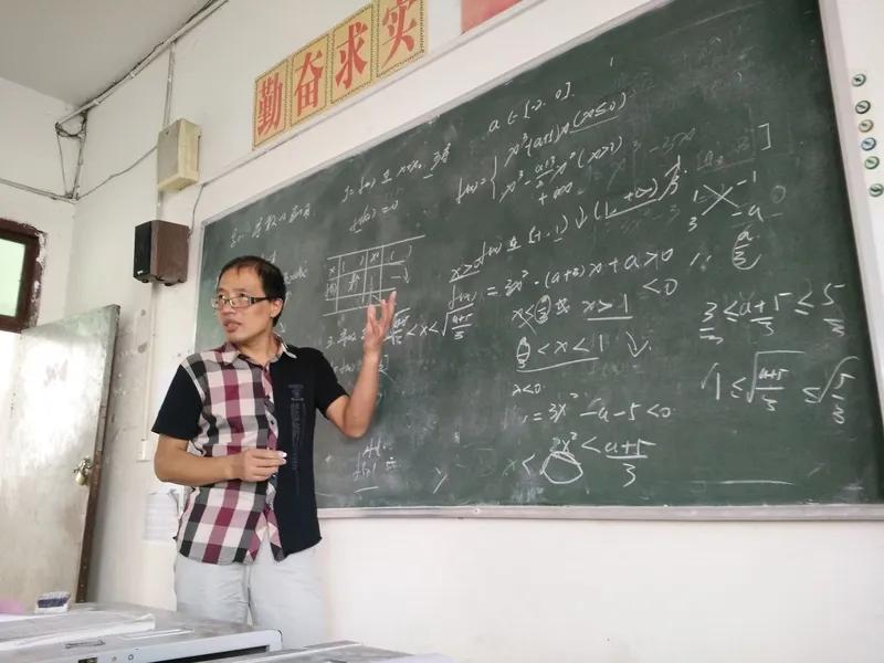 初一时我们碰到了一个工农兵学员做的老师，先前她教另一个班的数学，一个学期后，班上