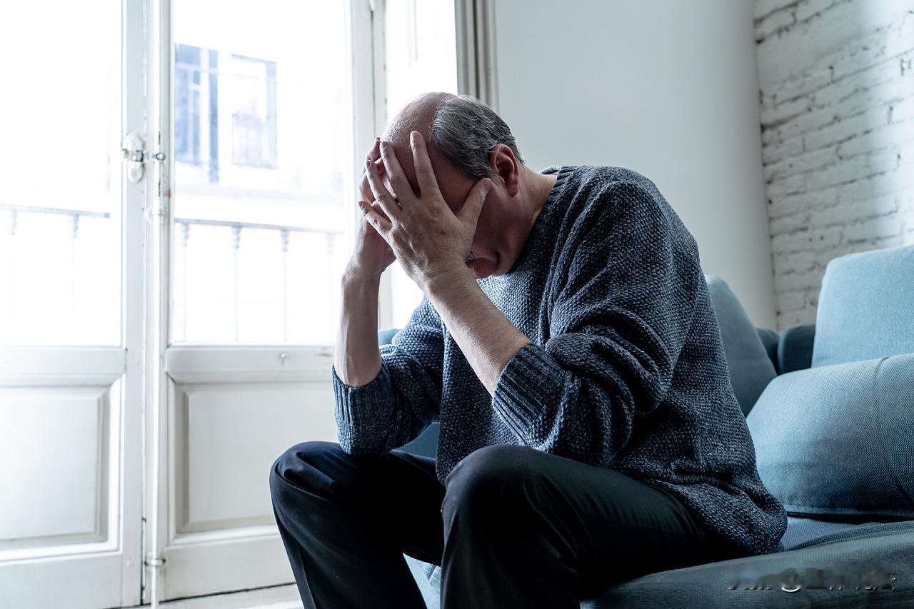 想钱想疯了！浙江宁波，62岁抑郁症老人忍受不了折磨，在家割腕自杀，家属发现后赶