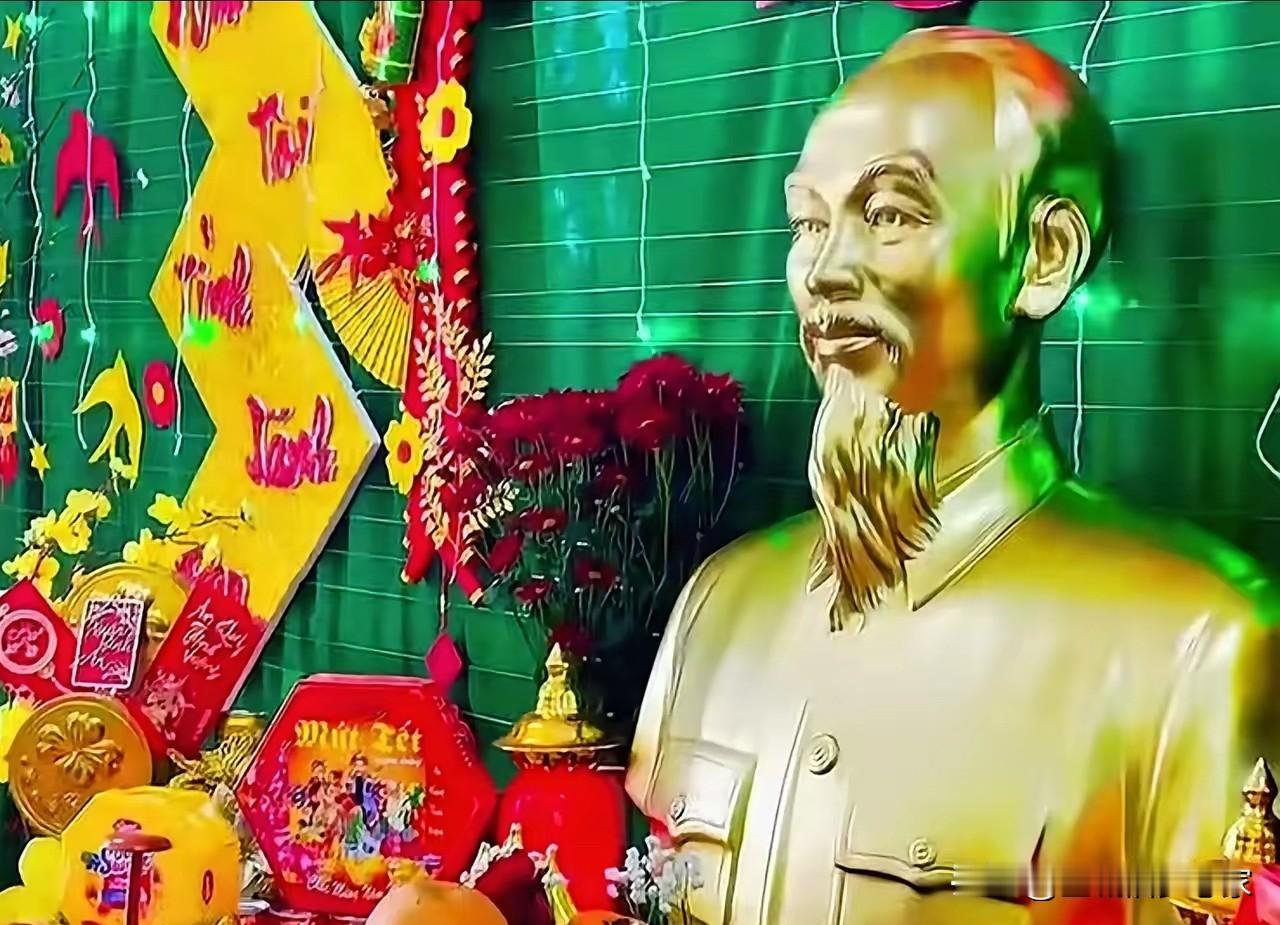 去了汉字的春联，看着真别扭！刷到越南军队的新春宣传片，满屏春节氛围，拉横幅