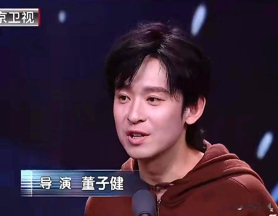 特意去查了一下董子健终于知道为啥他领奖时嘟囔我就一个人，怎么用两个麦”了