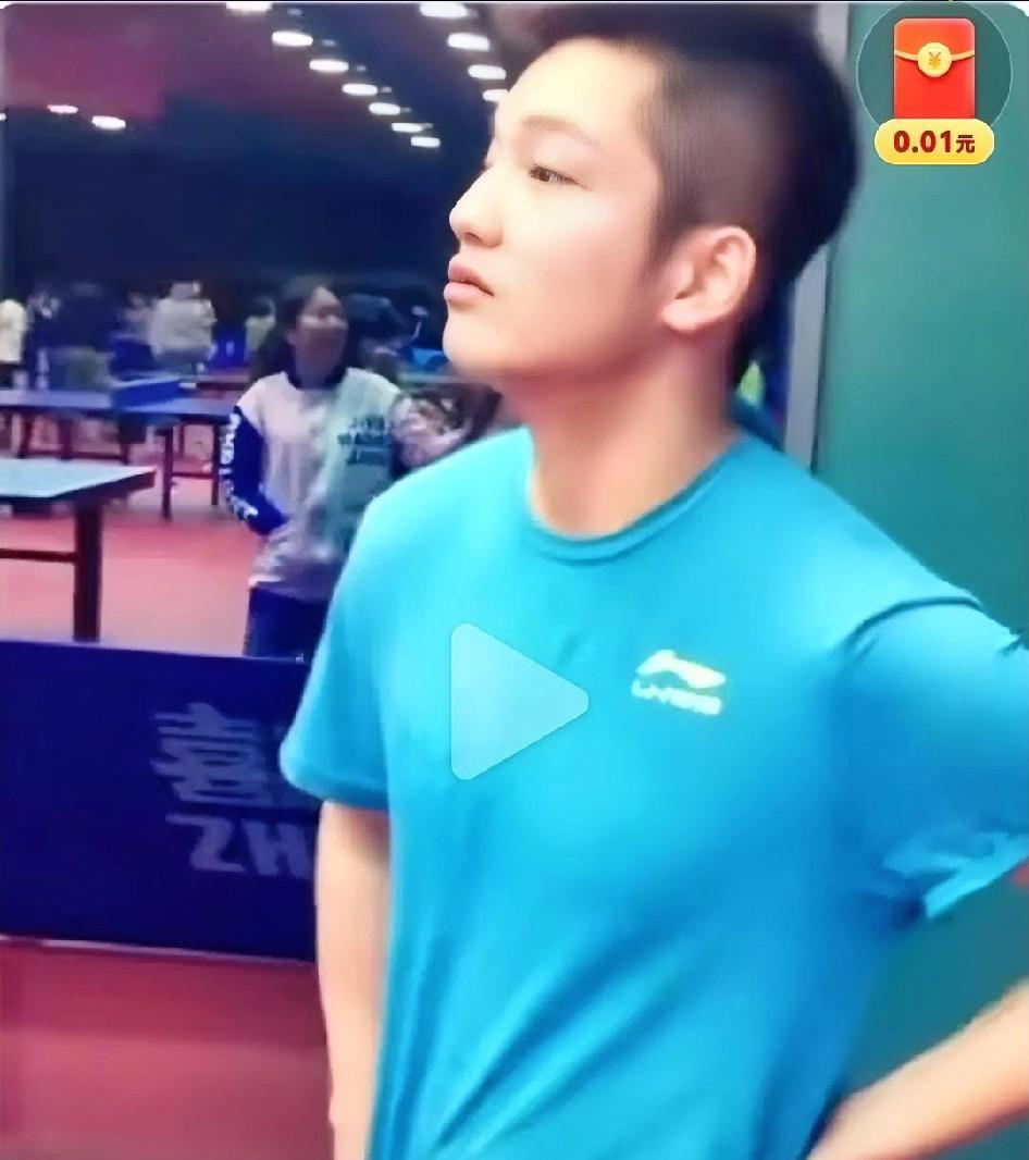 樊振东被央视抓住了小辫子！怎么回事？樊振东也有难过的日子，一个是过年，一个是