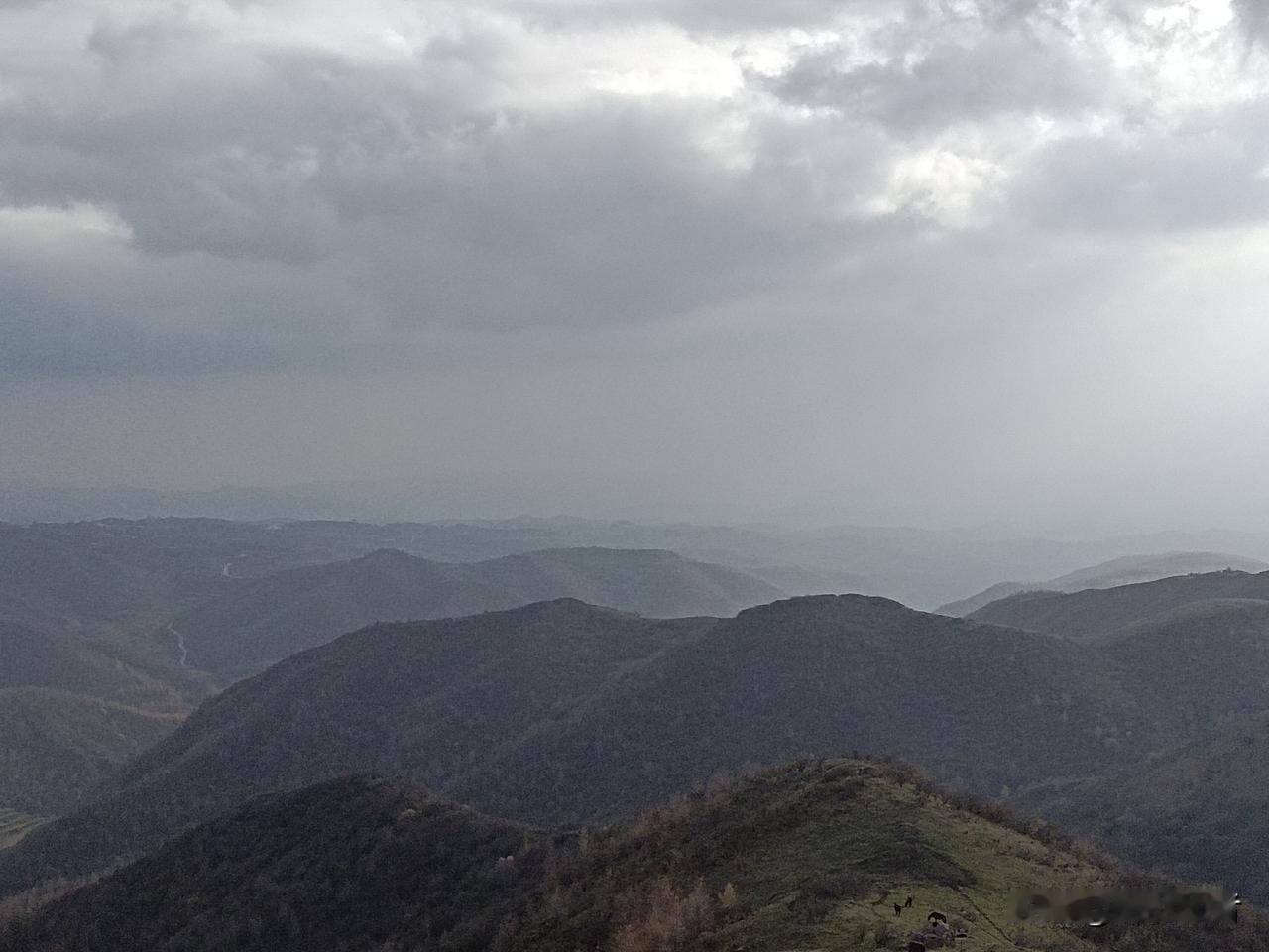 到了西北，你才会发现山的那边还是山。站在西北的山顶眺望，不像泰山之巅，能一览众