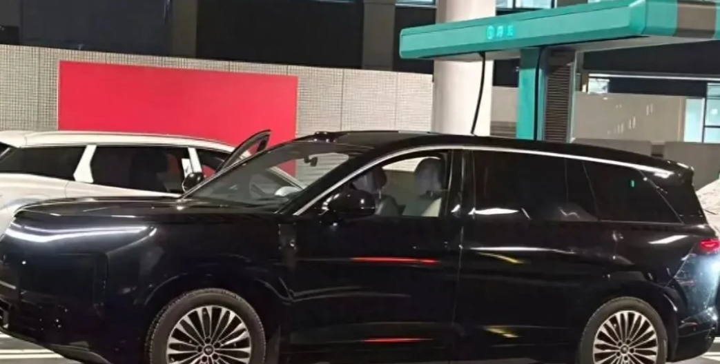 比亚迪王朝旗舰亮相闪充穿梭站，950km纯电续航，配置全部拉满。