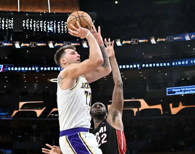 为何湖人像是突然“变了一支球队首先是很多人忽略了一点，湖人上赛季大交易后，湖人