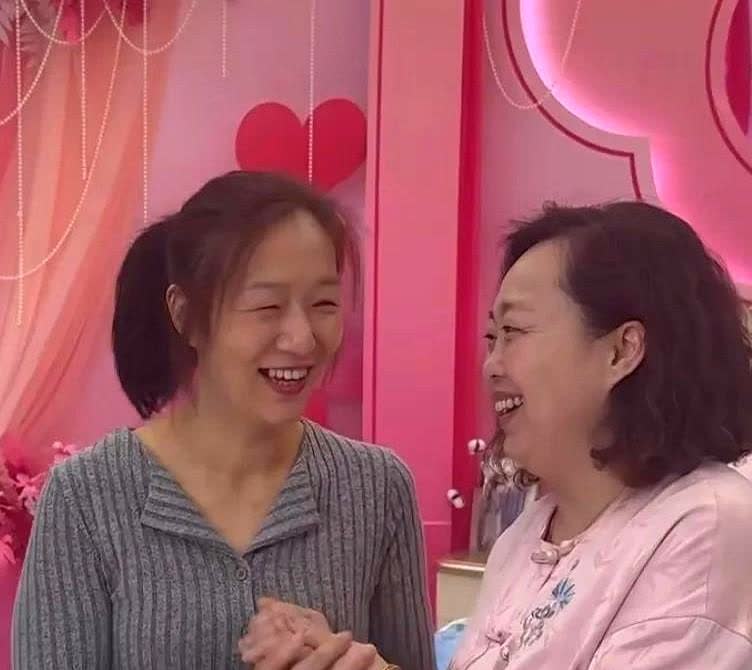 一觉醒来，谢浩男信息要爆炸了，原来是网友纷纷叫他出来给谢妈妈直播站台了，不过我想