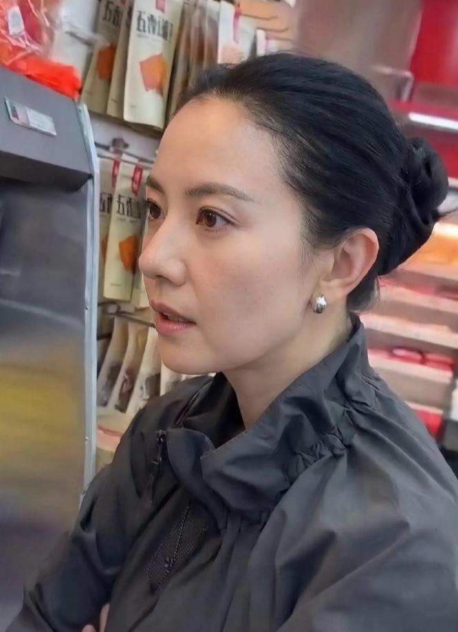 近距离看高圆圆，发现明星比普通人也就年轻一点点嘛其实之前有幸近距离看见过没有化