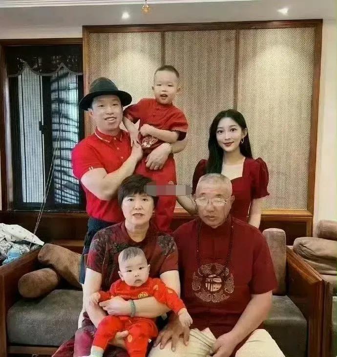 在强大的基因面前，女人的美貌真的可有可无……[捂脸哭]