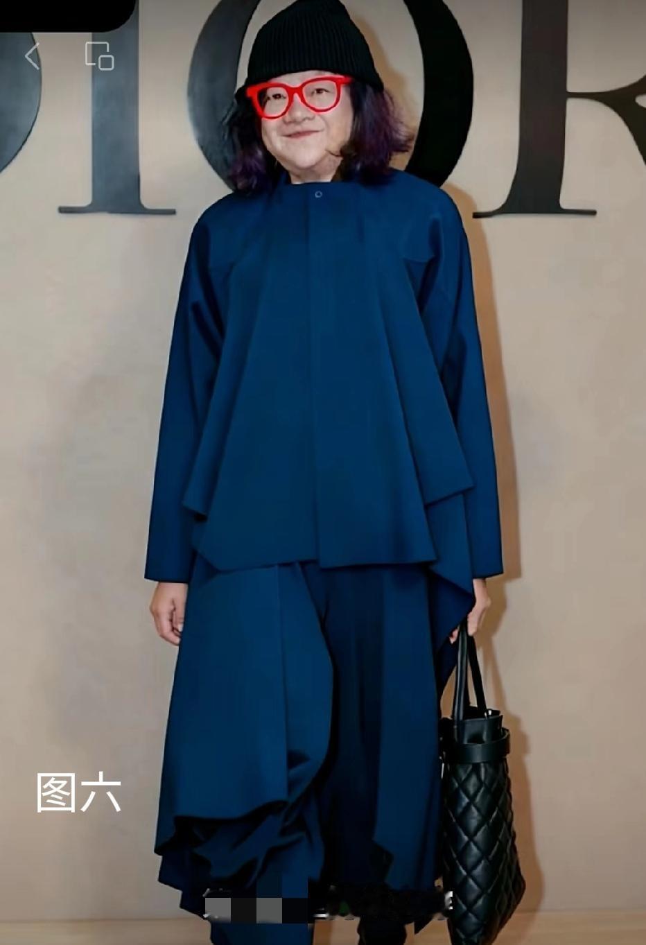 洪晃的时尚感是一般人很难模仿到的。洪晃也不是一般人。洪晃这个人虽然长相很一般，