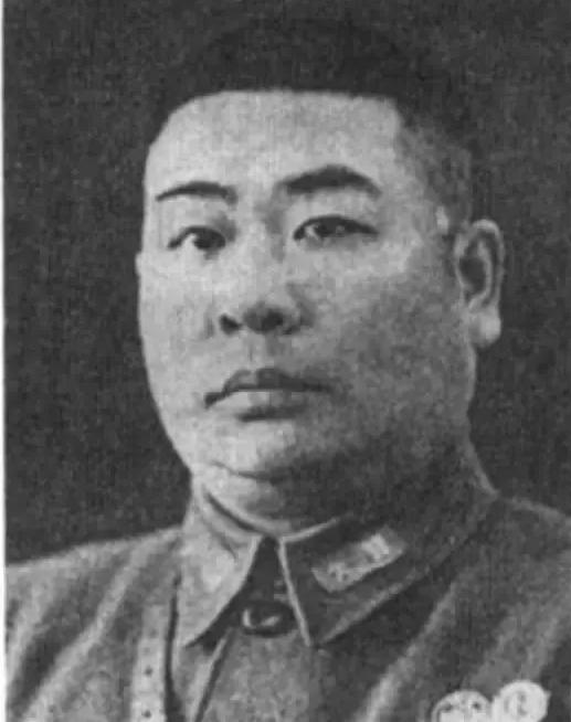 1931年，红军师长萧克翻着俘虏名单，瞳孔猛地一缩。他冲进看守所，对着捆得严严实