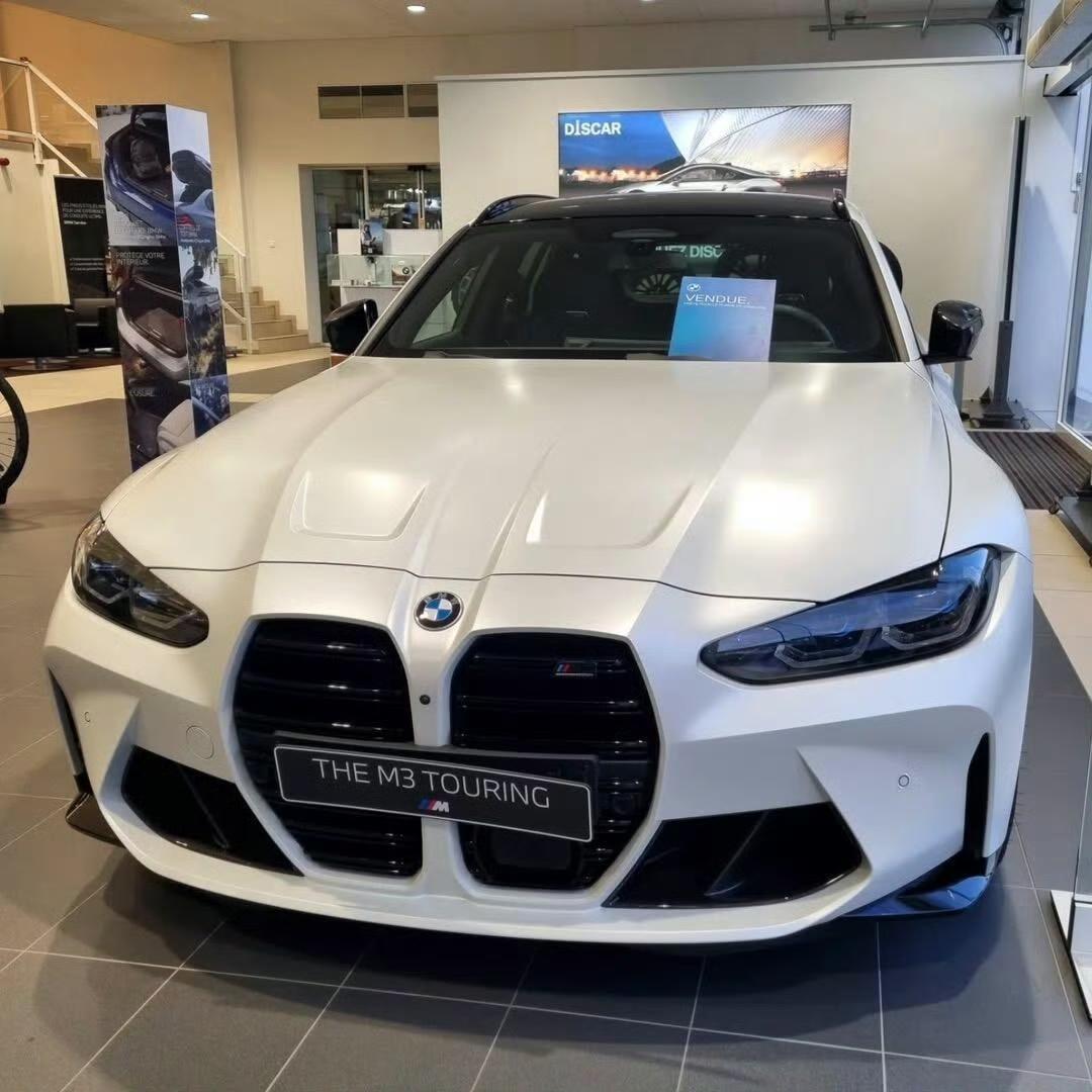 宝马M3Touring这次推出磨砂亮白色和亚斯玛瑞纳蓝，太让人眼前一亮了。这车