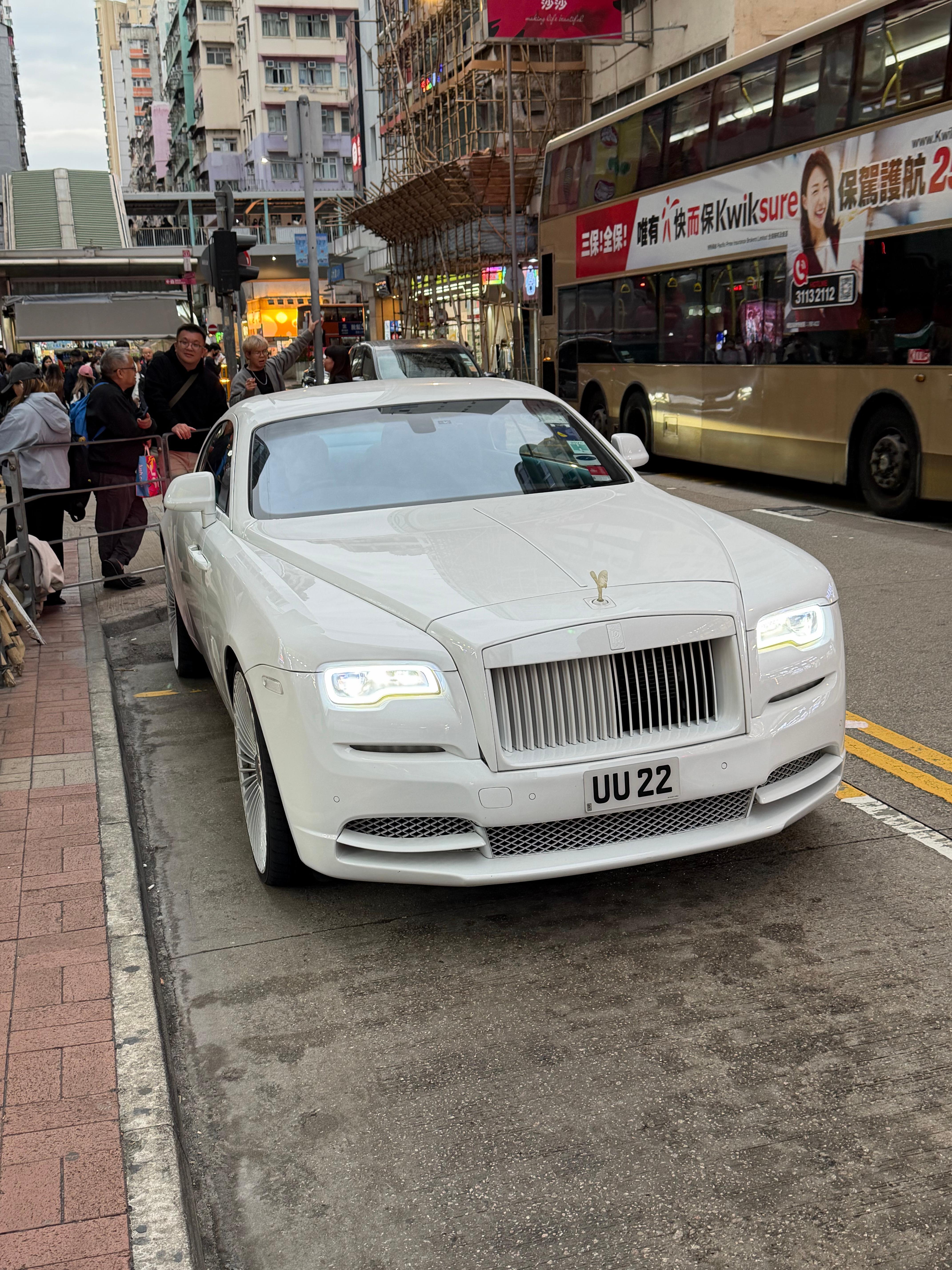 全白的劳斯本身就少见，再把轮子堆到24寸的，就更少见了香港·旺角中心