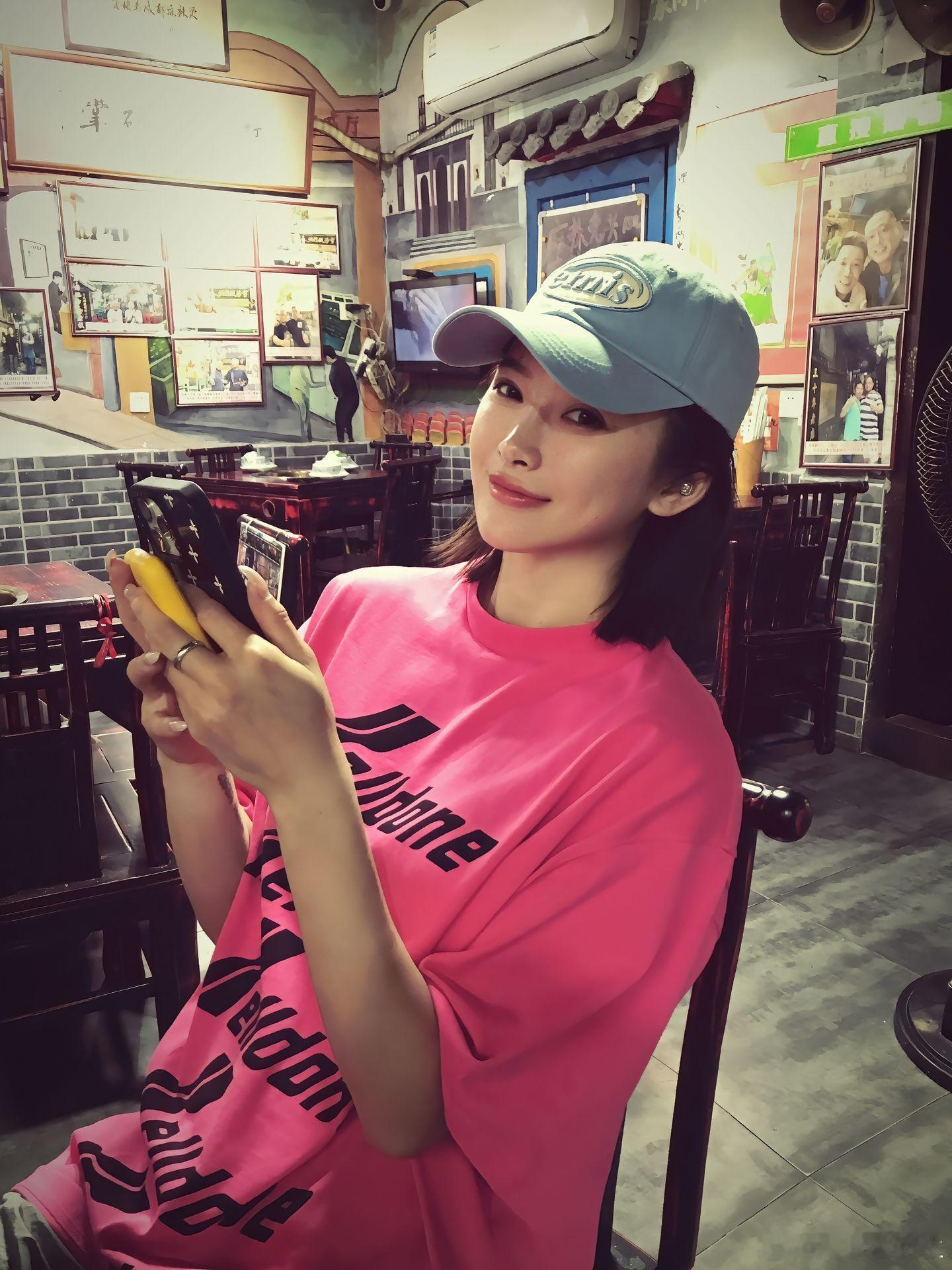 被赛场下的吴艳妮美到了吴艳妮到底什么神仙颜值！172身高大长腿，皮肤细腻素