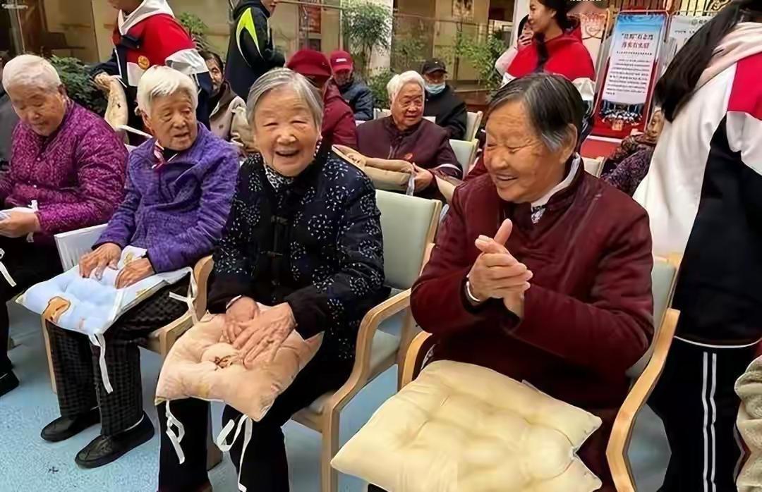 我国将迎来人口死亡高峰？23年1110万去世、24年1093万，去年多少人呢？