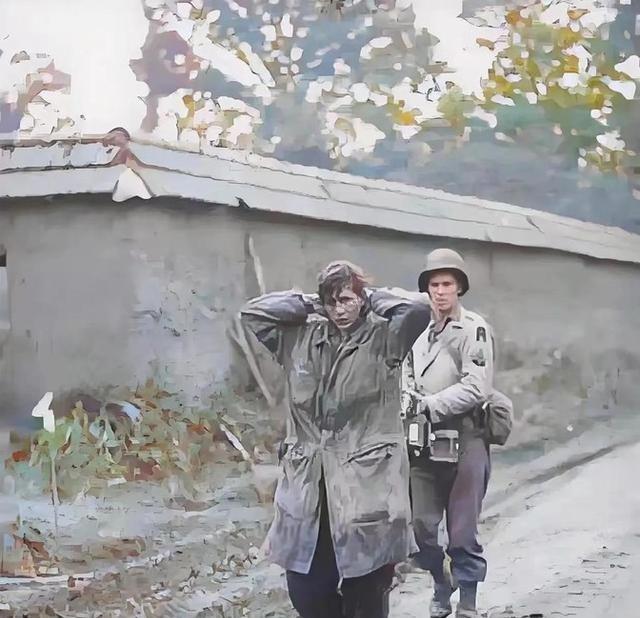 1941年，英军俘虏了一个德国女兵，让一名士兵持枪押送她到后方。二战爆发后，