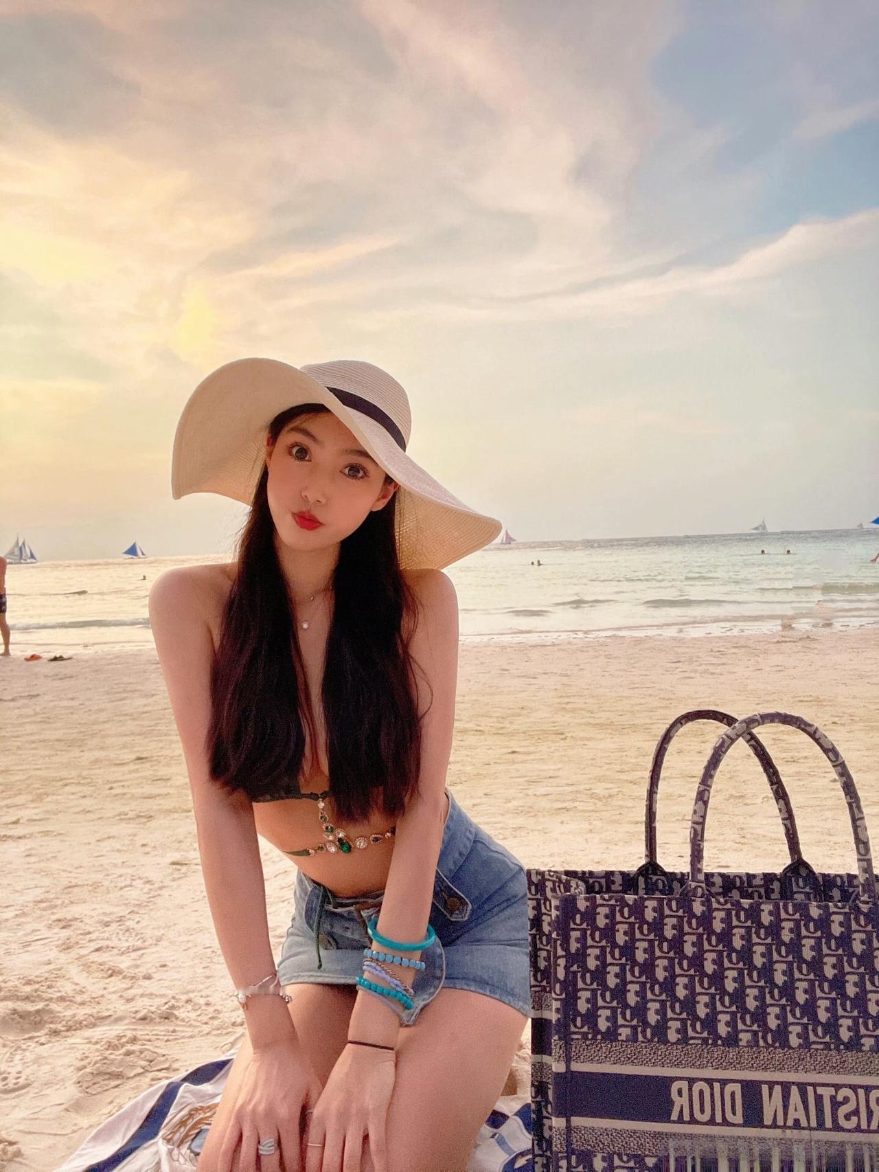 夕阳下的沙滩，像被撒了一地的碎金。上热门海边拍照穿搭御姐