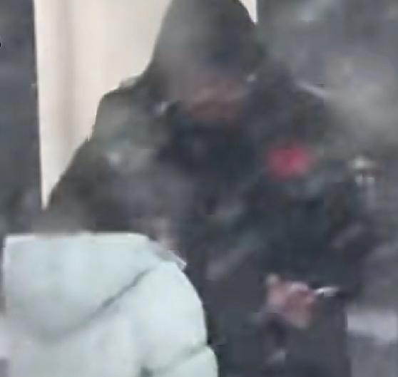 沈阳是一座有温度的城市昨天大暴雪，有一位网友发出了一条视频，一位小女孩可能是受