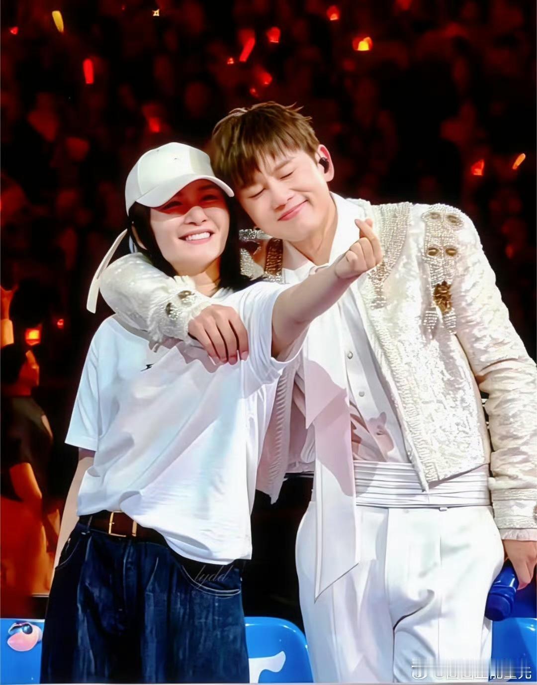 谢娜演唱会的门票卖完了她说在想办法，估计一场是不够了，可能还要多办几场。谢娜