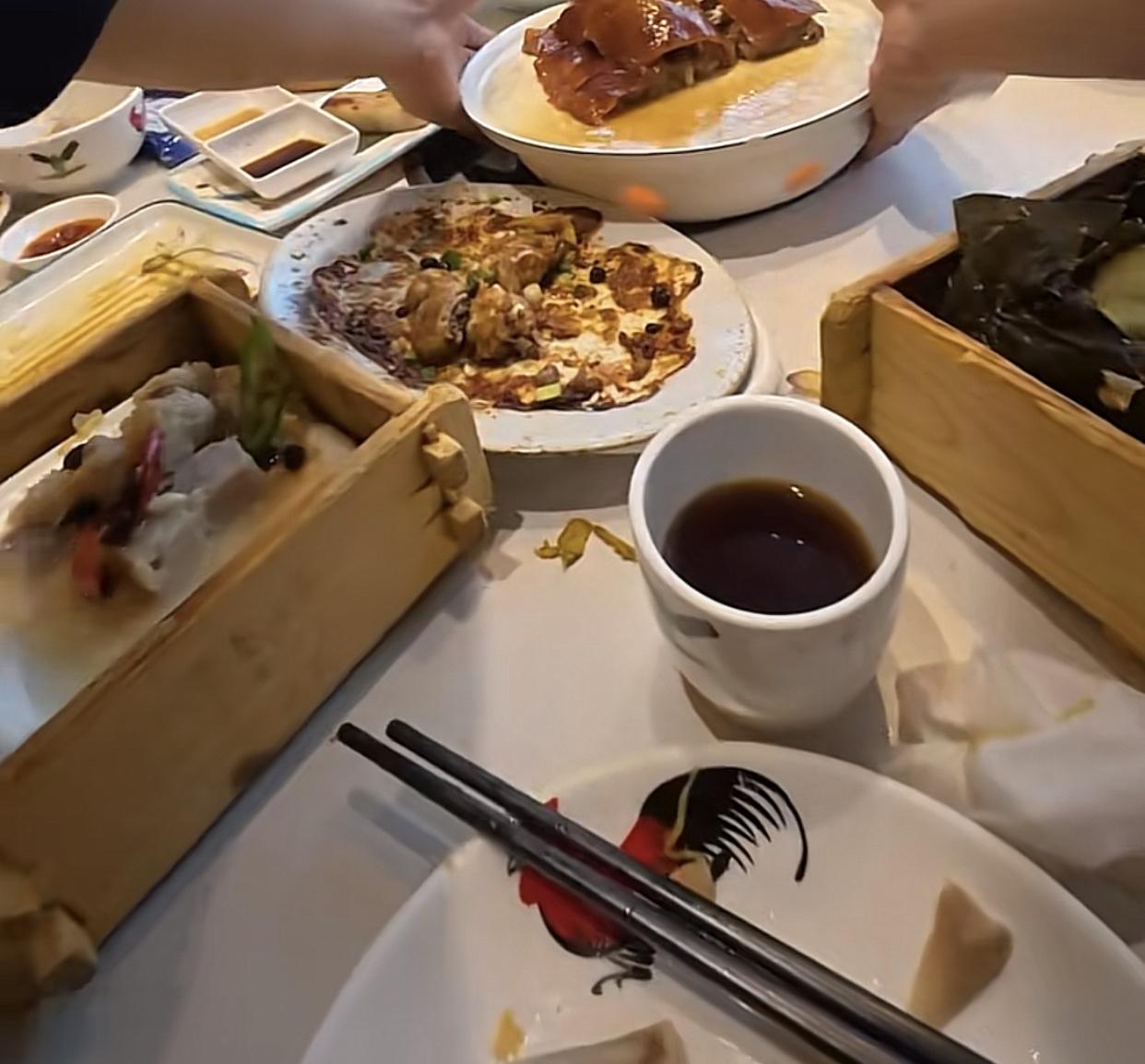 在上海，北京人人洒店饮早茶二只糯米鸡，一笼蒸排骨，600！在广州白天鹅，同样的