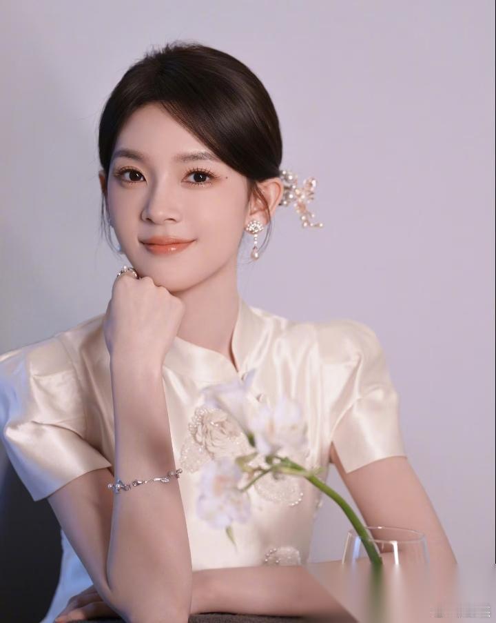 1.刘雯本身不是爱吃醋的性格，面对井柏然和孙千的荧幕CP，非但没有介怀，反而开