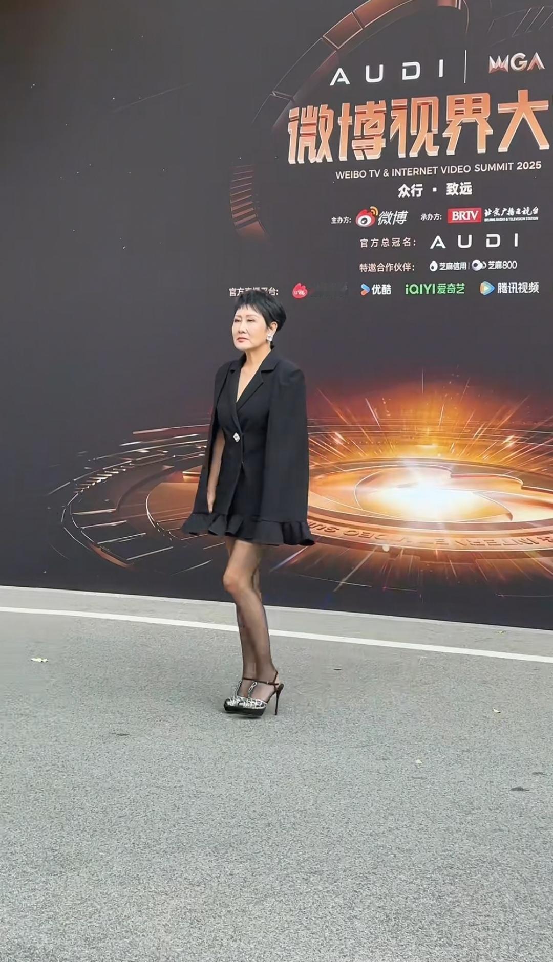 63岁的明星张凯丽如今依然活跃在文艺界，当主持人、演电视，尽管年龄也大了，但仍然