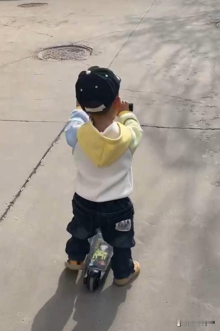 小孩子的世界咱不懂，我很好奇，不认字怎么找到自己会背的古诗的。小宝从中午十二