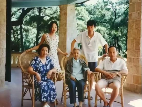 1998年，87岁的曾志似乎预感到这是自己最后一次生日，早早起来和长子石来发、次