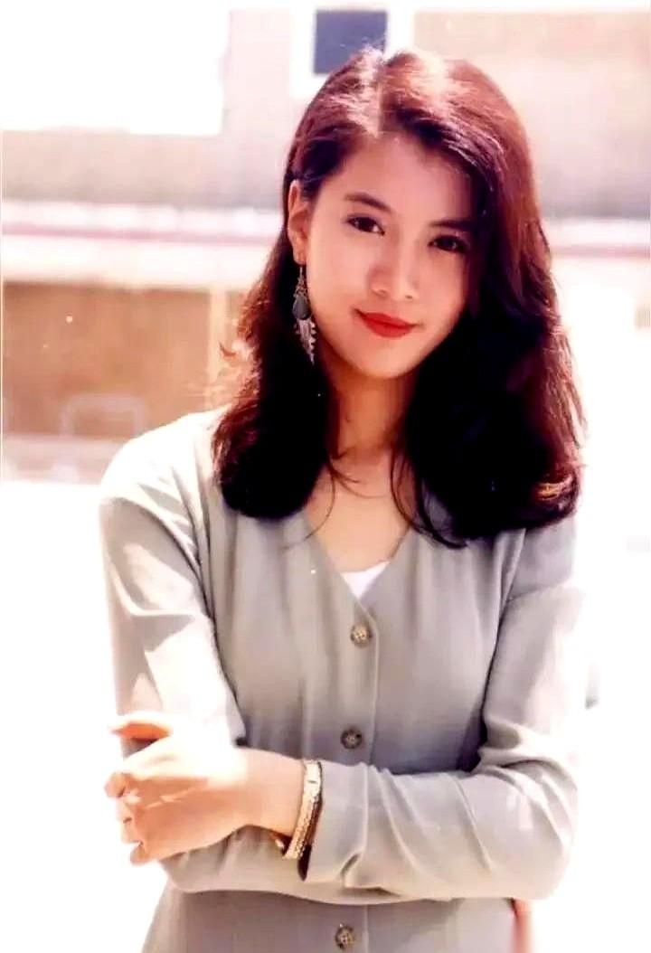 袁咏仪一句话，点醒了很多人。她说，张智霖不敢乱来。为什么？因为家里有个大舅哥，