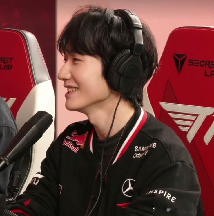 Peanut直播穿T1队服Peanut（小花生）直播穿T1队服主要关联两类情况