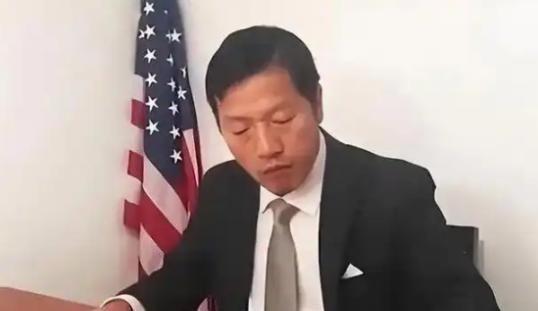 一位东北高校教授曾经卖掉了在北京的房子，带着全家移居美国，在离开前，他曾愤怒地表