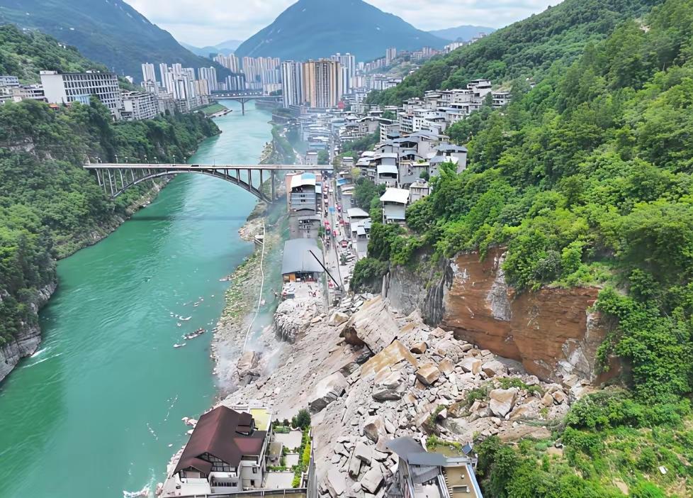 盯着彭水这块压在居民楼上的生死巨石，无数人都在心底发问，它到底什么时候才