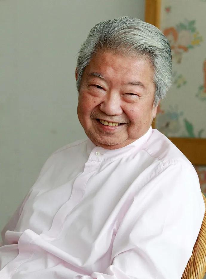 ☁1993年，黄家驹在日本摔伤去世，蔡澜前往为他操办葬礼，记者问蔡澜:“你