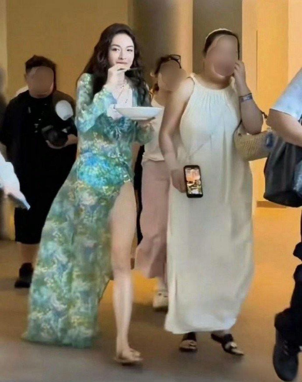 钟楚曦不愧是广东人，人字拖配盘子一看就是广东的松弛感