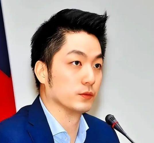 “你连中国人都不认，凭啥谈把两蒋灵柩迁回大陆？”记者曾经一句追问，让蒋万安当场愣