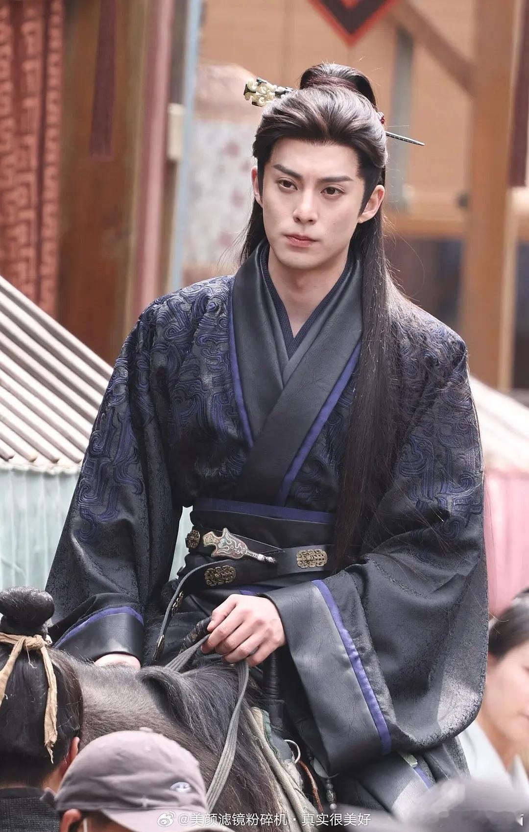 王鹤棣将门毒后路透生图状态不是很好啊，一脸疲态