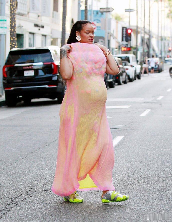 蕾哈娜孕妇装街拍蕾哈娜挺孕肚街拍三胎宝妈蕾哈娜(Rihanna)新街拍有，