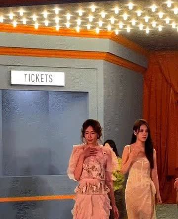 林志玲在戛纳的晚宴上又出现了在品牌活动上那个畏畏缩缩，一脸恐慌，眼神飘忽不定的状