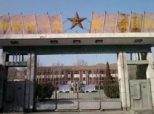 那些废弃军营为啥一直没人敢动？原因也很简单：它们都归部队管，地方上完全没辙。别看